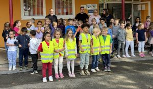 Betriebsleiter Matthias Kreft und die i-Männchen der Grundschule Gohfeld.